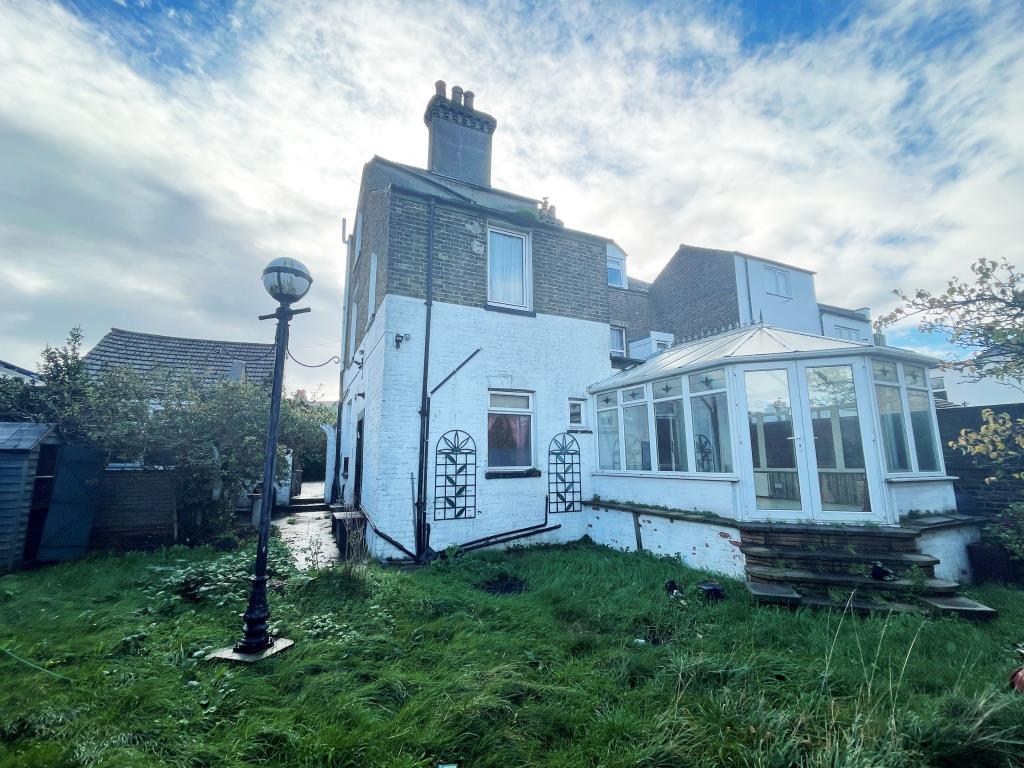 Lot: 30 - SIX/SEVEN BEDROOM HOUSE FOR SUB-DIVISION/EXTENSION -